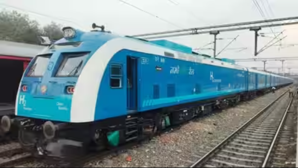 India a lansat cel mai puternic tren pe hidrogen din lume. Are 10 vagoane și poate transporta 2.600 de pasageri