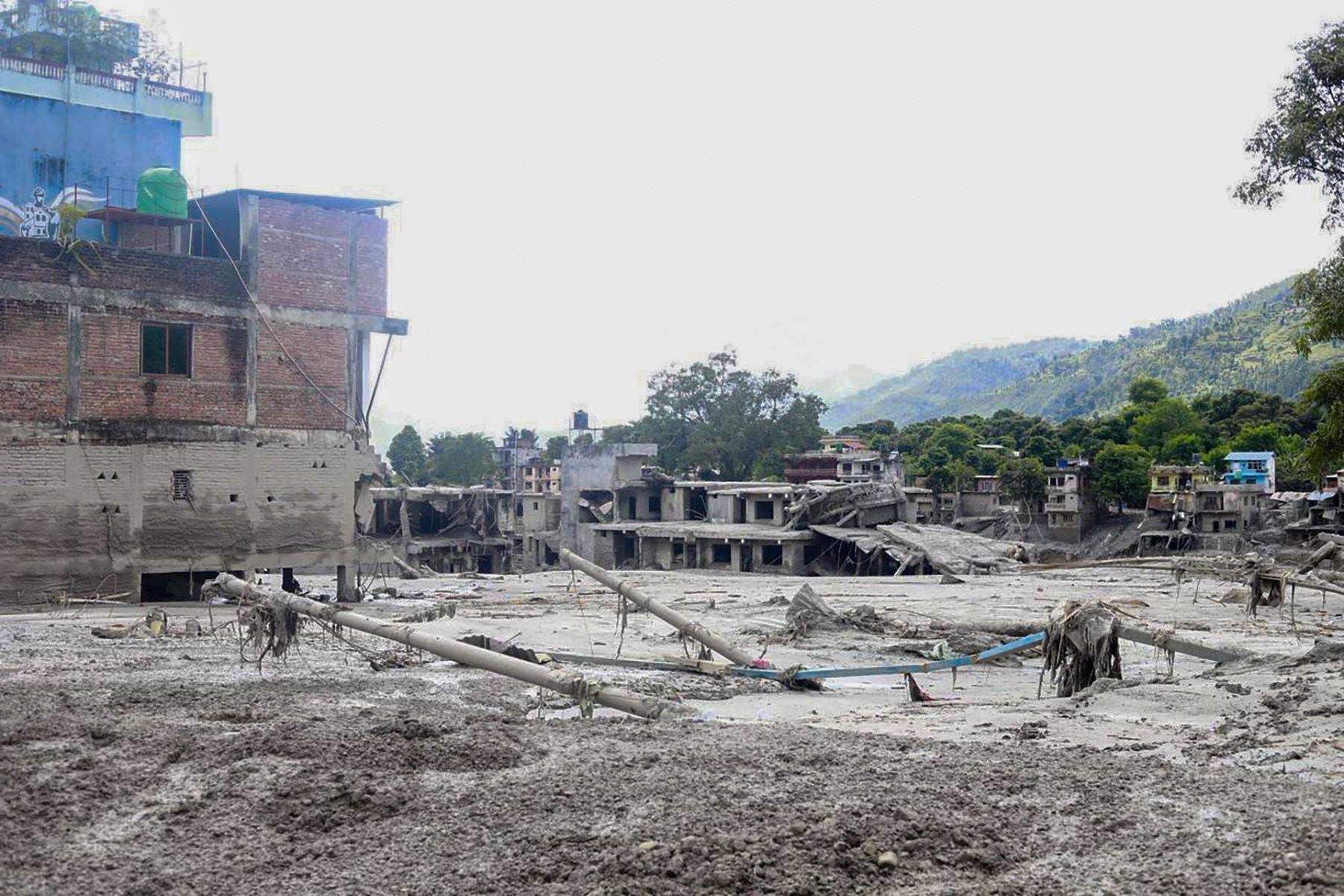 O femeie de 97 de ani, salvată după inundațiile din Nepal. A fost scoasă dintre dărâmături cu un excavator. „O luptătoare”