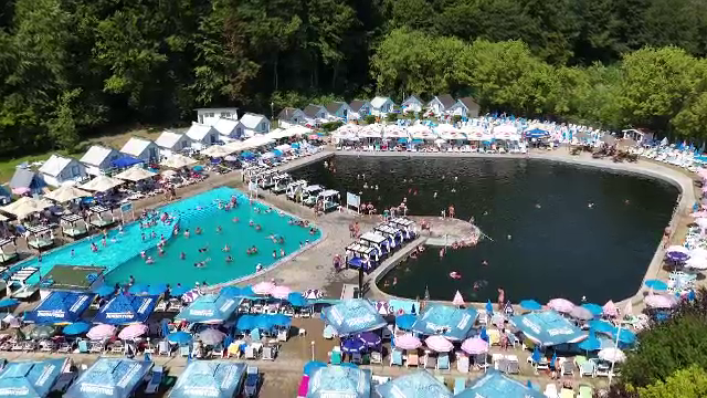 Băile Govora își caută gloria de altădată. Stațiunea încă atrage turiști, deși clădirile istorice se degradează