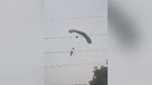 Un militar a rămas suspendat în firele de înaltă tensiune. Un altul a ajuns pe un acoperiș, în timpul salturilor cu parașuta