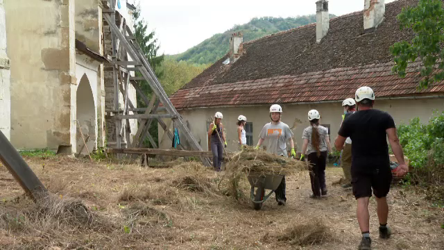 Aproape 100 de voluntari salvează o biserică veche din Bistrița-Năsăud. Lăcașul va deveni centru cultural