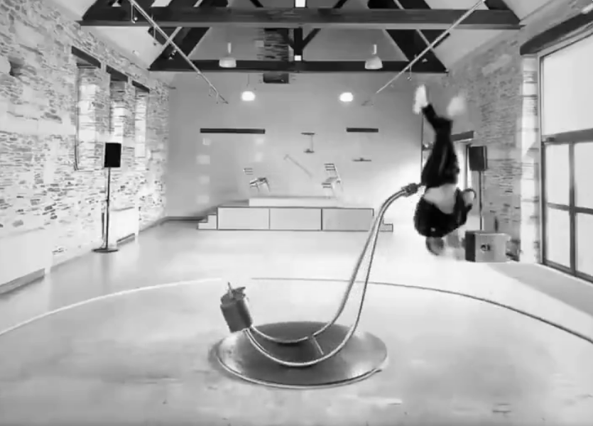 VIDEO. Cum a reușit un acrobat francez să imite gravitația Lunii cu o simplă mașinărie din metal