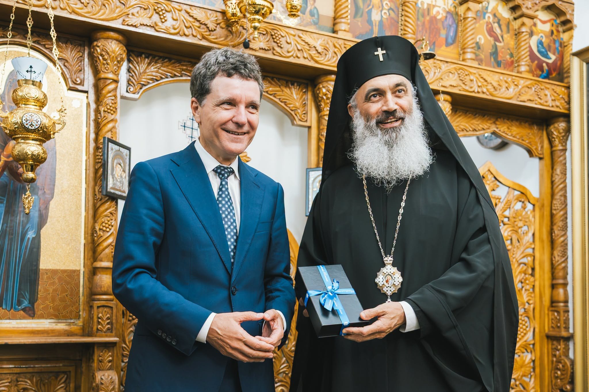 Ce cadou i-a oferit Nicușor Dan Mitropolitului Antonie, în contextul vizitei efectuate de şeful statului român la Chişinău