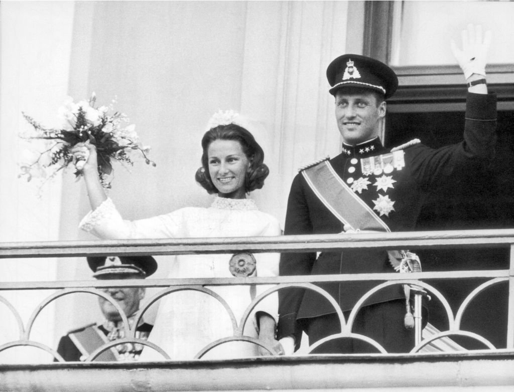 Povestea de dragoste neștiută dintre Regele Harald al Norvegiei și Regina Sonja. O iubire care a sfidat Casa Regală