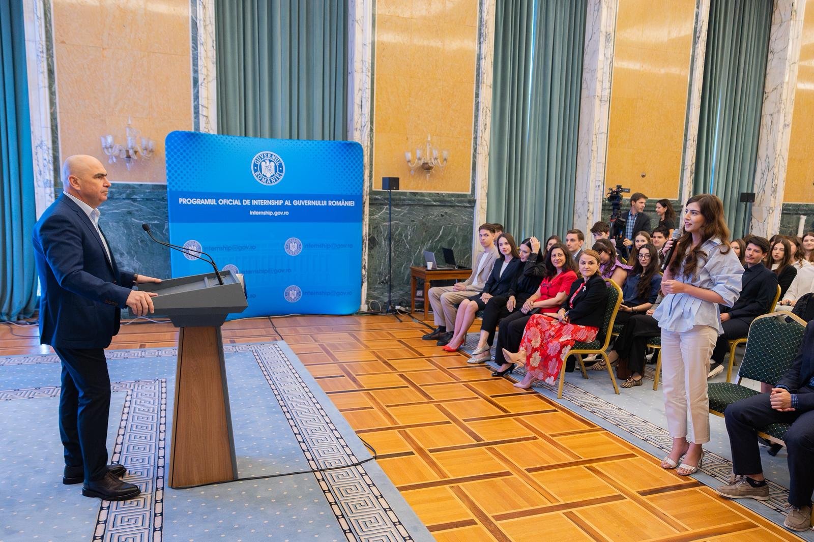 ”De ce România pierde bani din PNRR?”. Ce a răspuns Bolojan la întrebarea unor tineri de la Palatul Victoria