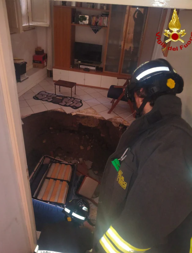 O femeie din Italia a avut un șoc atunci când s-a întors acasă și a găsit sufrageria prăbușită. Ce se ascundea sub podea