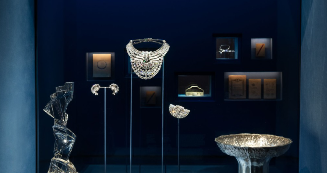 Un colier Van Cleef & Arpels cu 673 de pietre, furat dintr-un muzeu din Viena. Hoții au intrat după ce au cumpărat bilete