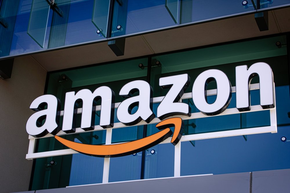O femeie a furat aproape 10 milioane de dolari de la Amazon și i-a cheltuit pe mașini de lux. Cum a pus totul la cale