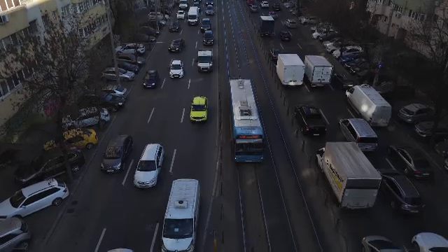 Reguli noi pentru șoferii din marile orașe. Mașinile poluante ar putea avea acces restricționat sau contra cost