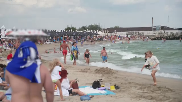 Deși un turist a murit la Eforie, mulți continuă să ignore steagul roșu de pe litoral în ciuda curenților periculoși