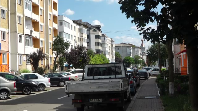 Filmul tragediei din Piatra Neamț, unde o femeie însărcinată a căzut de la etajul 4. Iubitul ei a dus-o înapoi în apartament