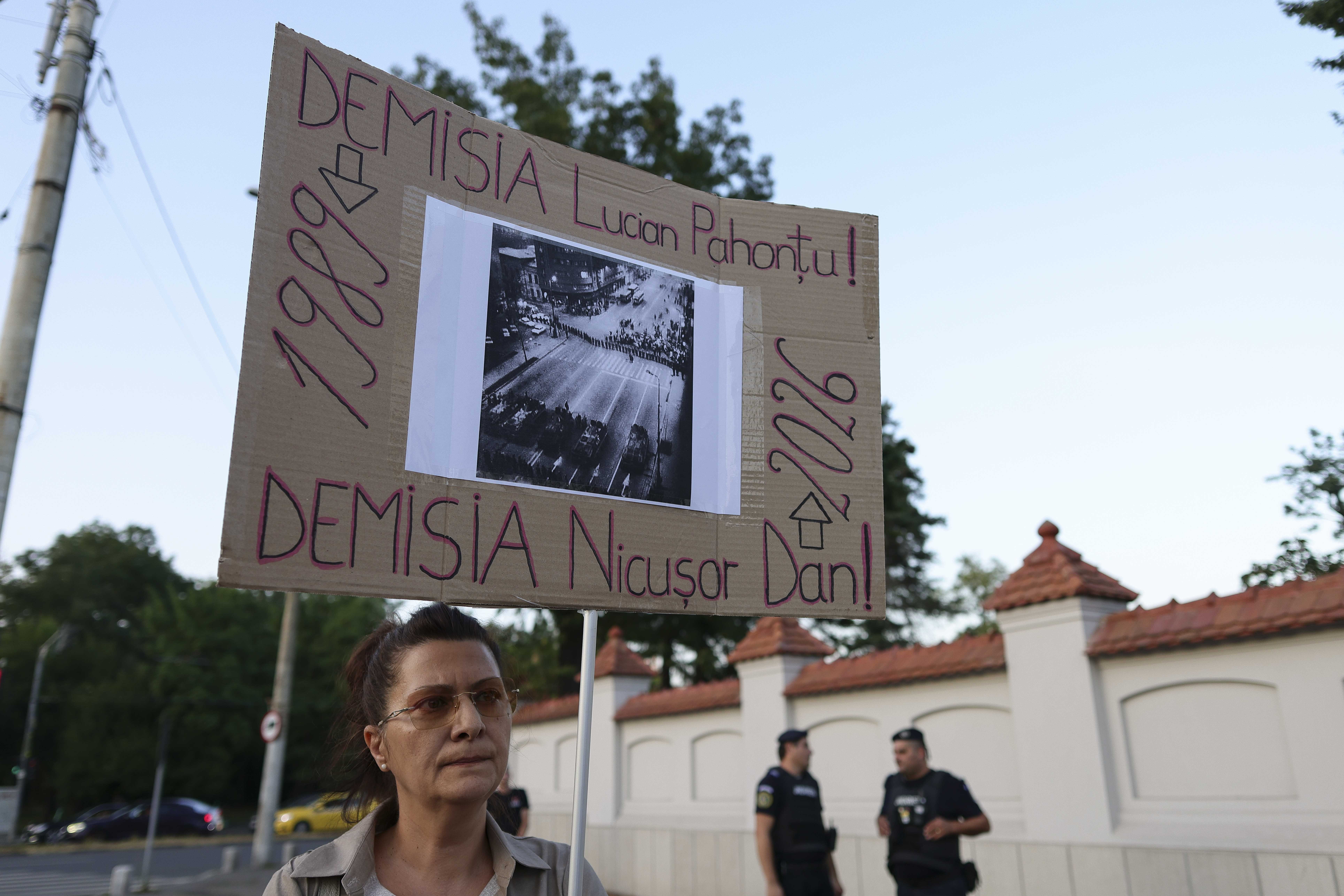 Protest în fața Palatului Cotroceni, după dezvăluirile despre Lucian Pahonțu. Mesajul manifestanților pentru Nicușor Dan