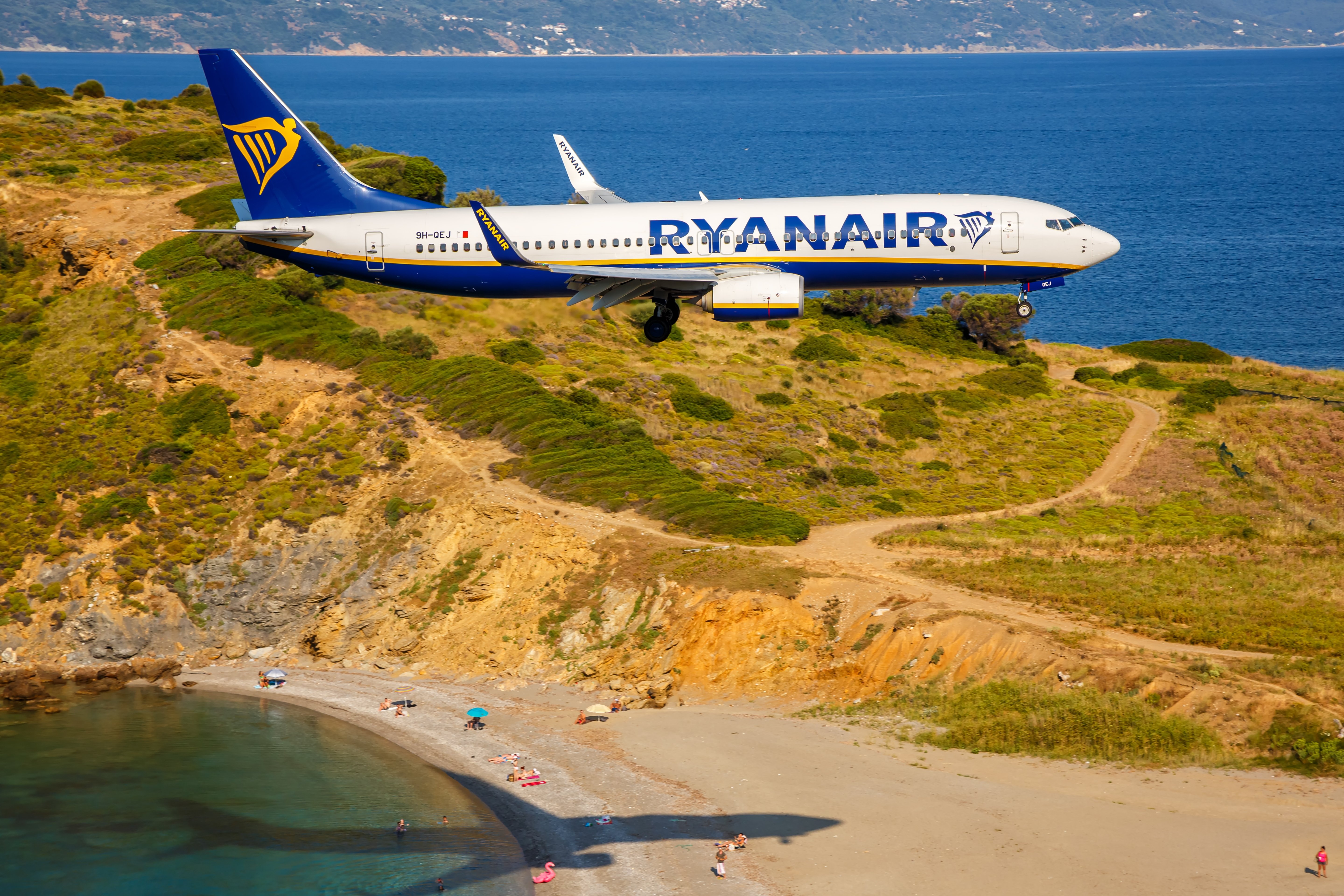 Plaja spectaculoasă din Grecia unde avioanele trec la câțiva metri deasupra turiștilor înainte de aterizare