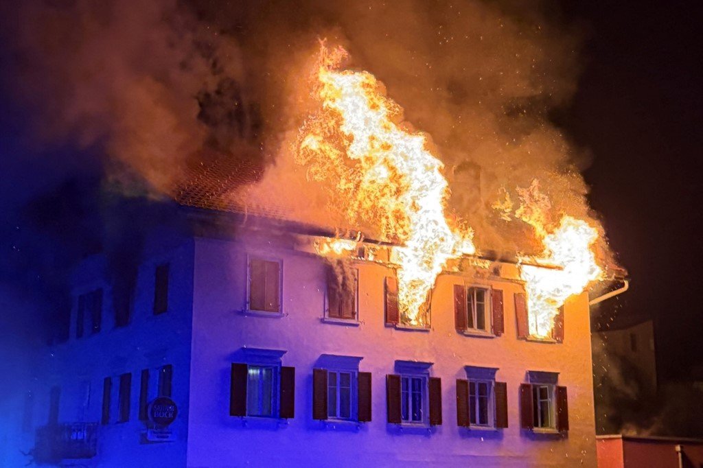 MAE: Doi români au murit într-un incendiu izbucnit la un restaurant din orașul Thusis, Elveția