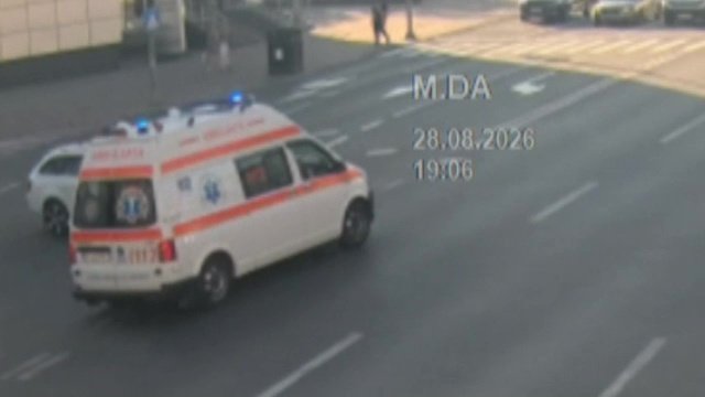 O ambulanță care transporta un copil de 3 ani la spital a fost implicată într-un accident la Iași. Momentul a fost filmat