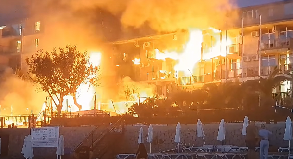 Flăcări uriașe într-una dintre cele mai populare stațiuni din Bulgaria. Zeci de turiști, evacuați din hoteluri în Sozopol
