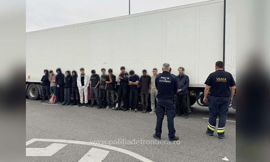 Polițiștii de frontieră au deschis un TIR care oficial transporta apă și șervețele. Înăuntru erau ascunși 15 migranți