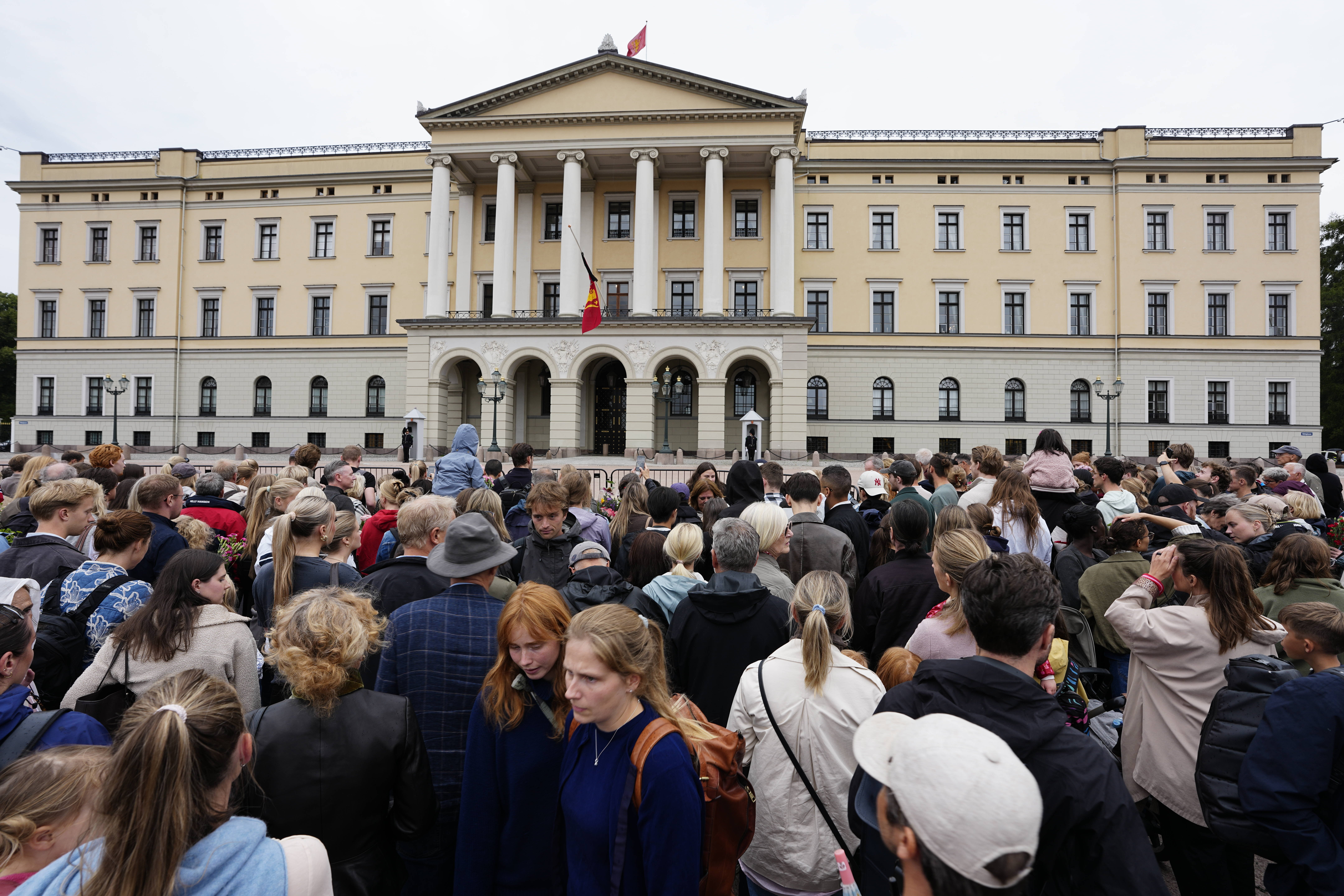 Norvegienii s-au adunat la Palatul Regal din Oslo pentru a-și lua rămas bun de la regele Harald. GALERIE FOTO