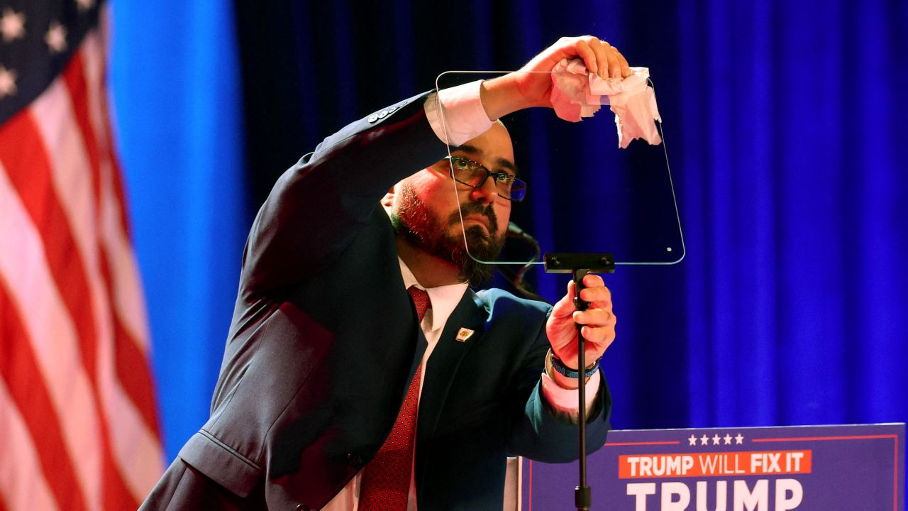 Fost consilier al Casei Albe, amendat cu peste 172.000 de dolari după ce a folosit informații din discursurile lui Trump pentru tranzacții ilegale