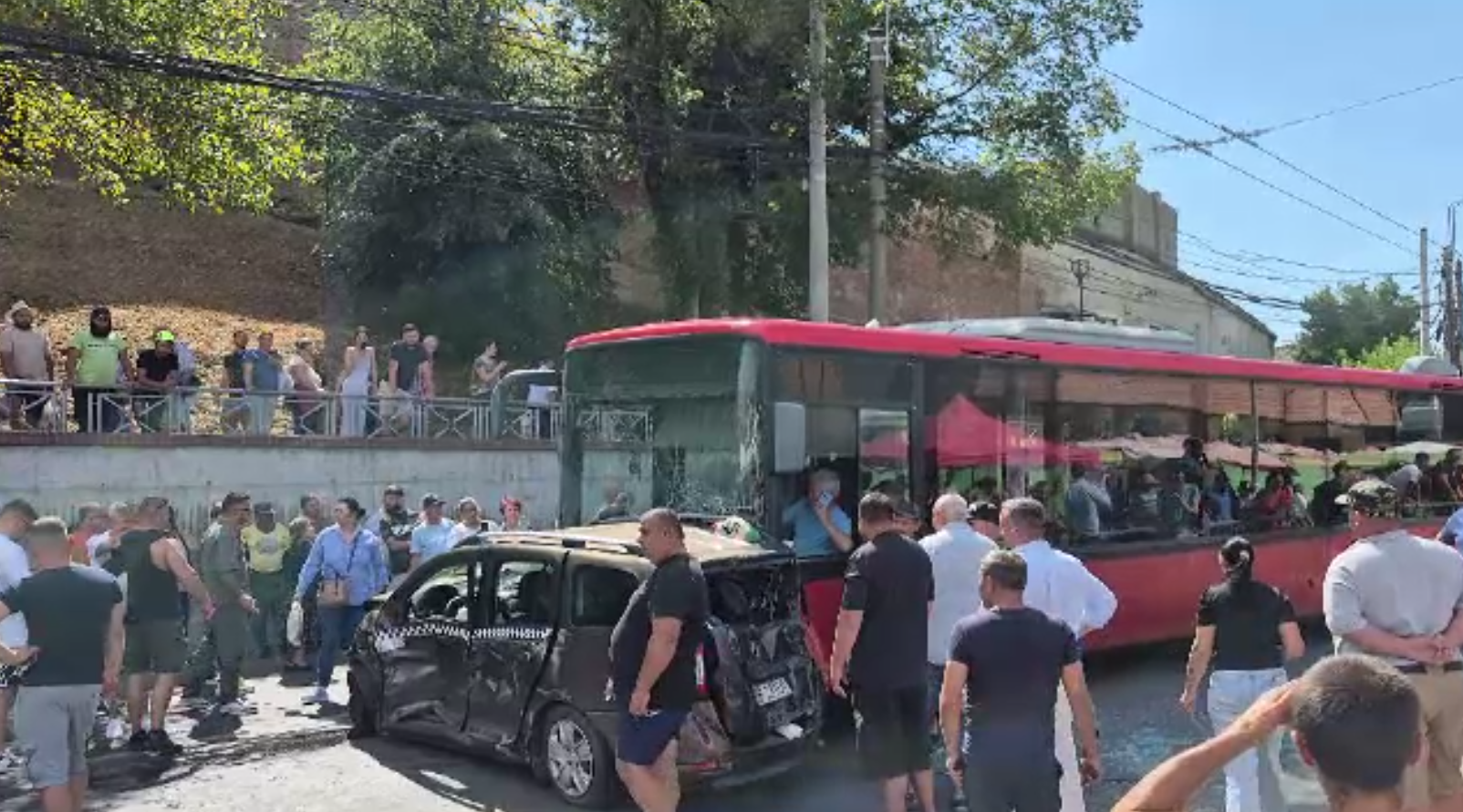 Urmărire ca-n filme în Lugoj. Beat, fără permis și cu mașina furată, un șofer a proiectat un autoturism într-o terasă