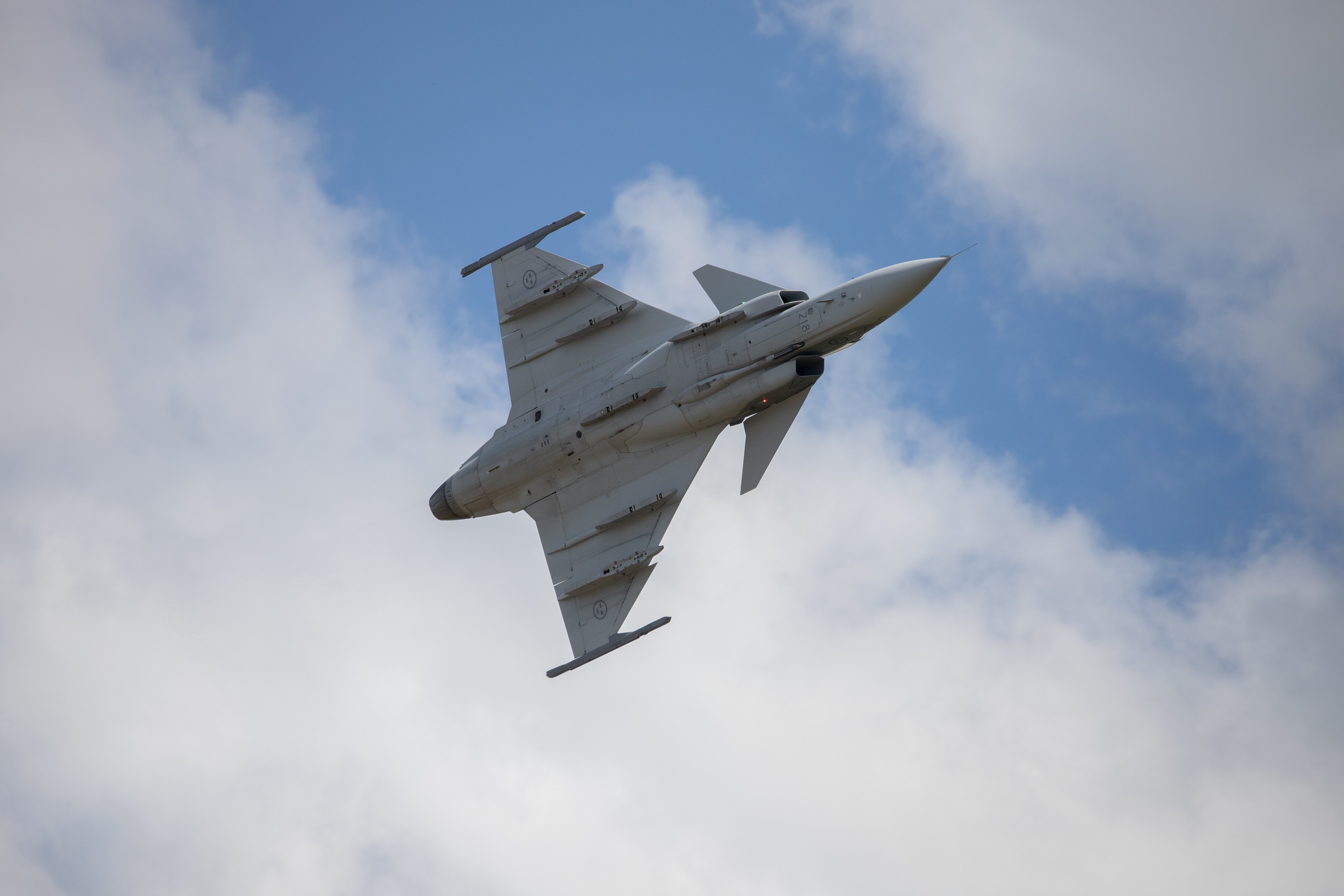Un bărbat beat a furat un avion în Ungaria și a zburat spre o centrală nucleară. Două avioane Gripen au intervenit