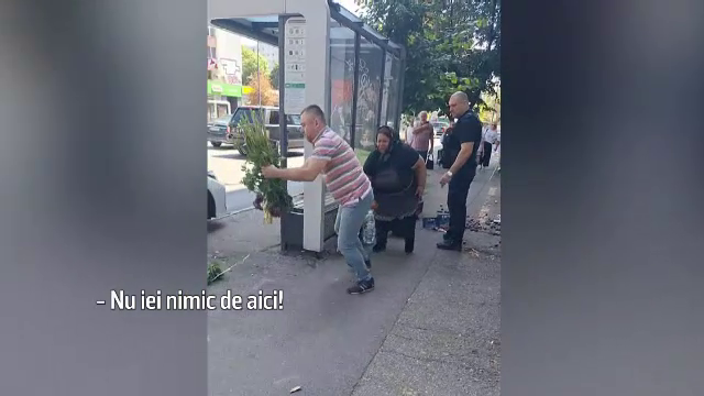 Polițist local din București, filmat în timp ce umilea o femeie care vindea ilegal flori, fructe și legume pe trotuar