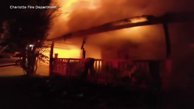 Scene dramatice surprinse de camerele pompierilor din SUA. Cum arată o intervenție din mijlocul incendiului
