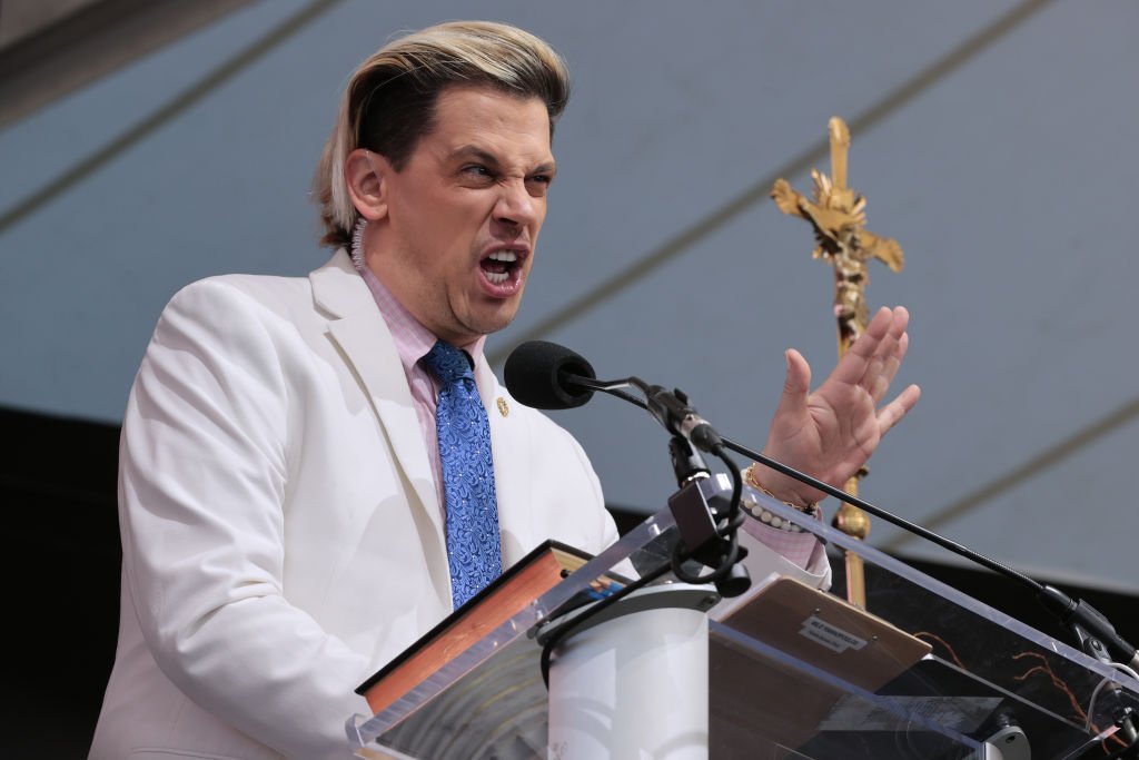 Milo Yiannopoulos, un susţinător al lui Trump, care cerea măsuri dure anti-imigraţie, a fost expulzat din SUA de agenții ICE