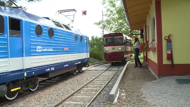 Un ceh și-a construit o adevărată cale ferată în propria grădină. Are gări, macazuri și sute de metri de șine