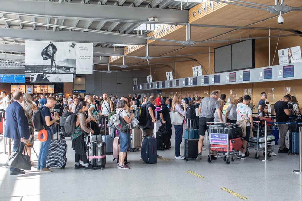 130 de pasageri, blocați pe un aeroport din Polonia. Avionul decolase cu 4 ore mai devreme: „Am pierdut vacanțele”