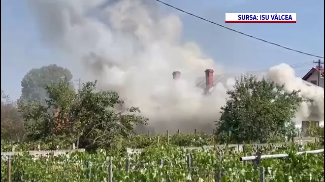 Un bărbat din Vâlcea și-a incendiat propria casă, apoi s-a închis într-o anexă care ardea. Ce a urmat