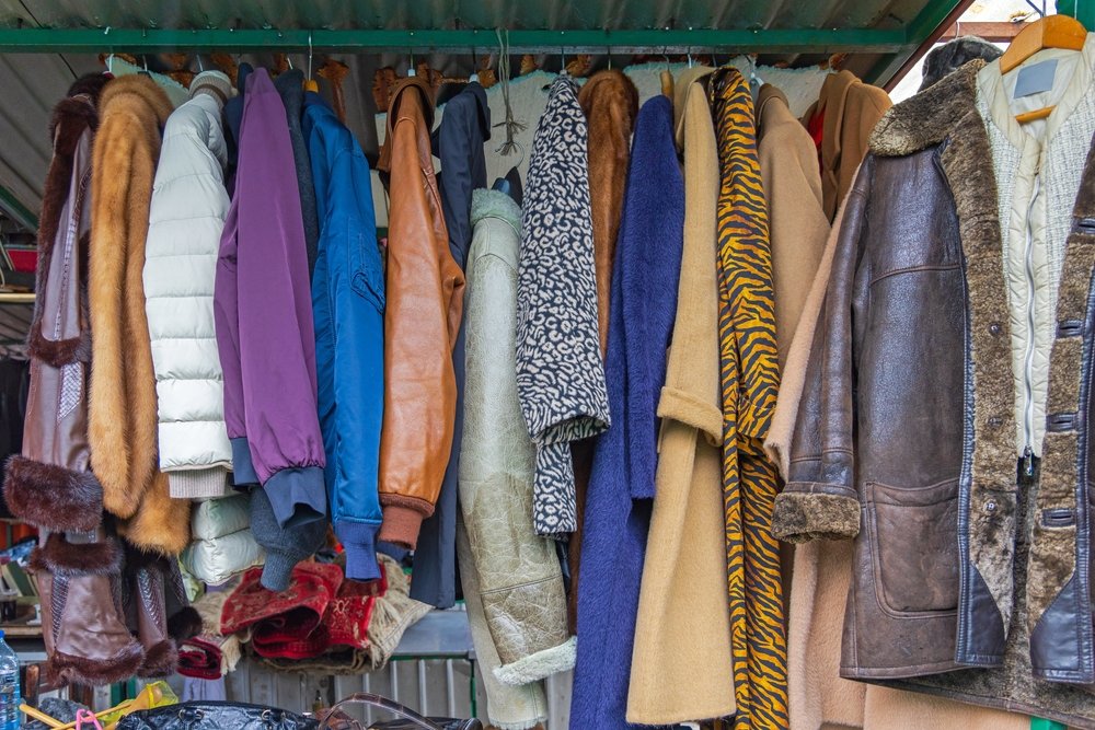 O femeie din SUA a probat o geacă într-un magazin second-hand și nu i-a venit să creadă ce a găsit în buzunar