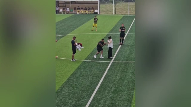 Moment emoționant pe un stadion din Botoșani. Un fotbalist și-a cerut iubita în căsătorie chiar înaintea meciului