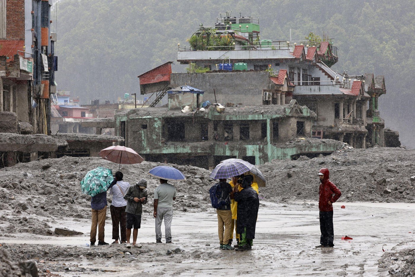 „Un dezastru natural de neimaginat”. Peste 5.000 de oameni sunt morți sau dispăruți în Nepal și China în urma inundațiilor