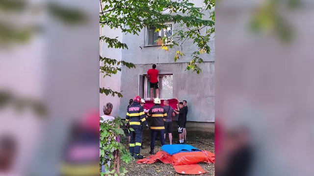 Un copil de 3 ani a fost la un pas de tragedie în Baia Mare. A fost găsit pe pervazul unui geam deschis la etajul 1