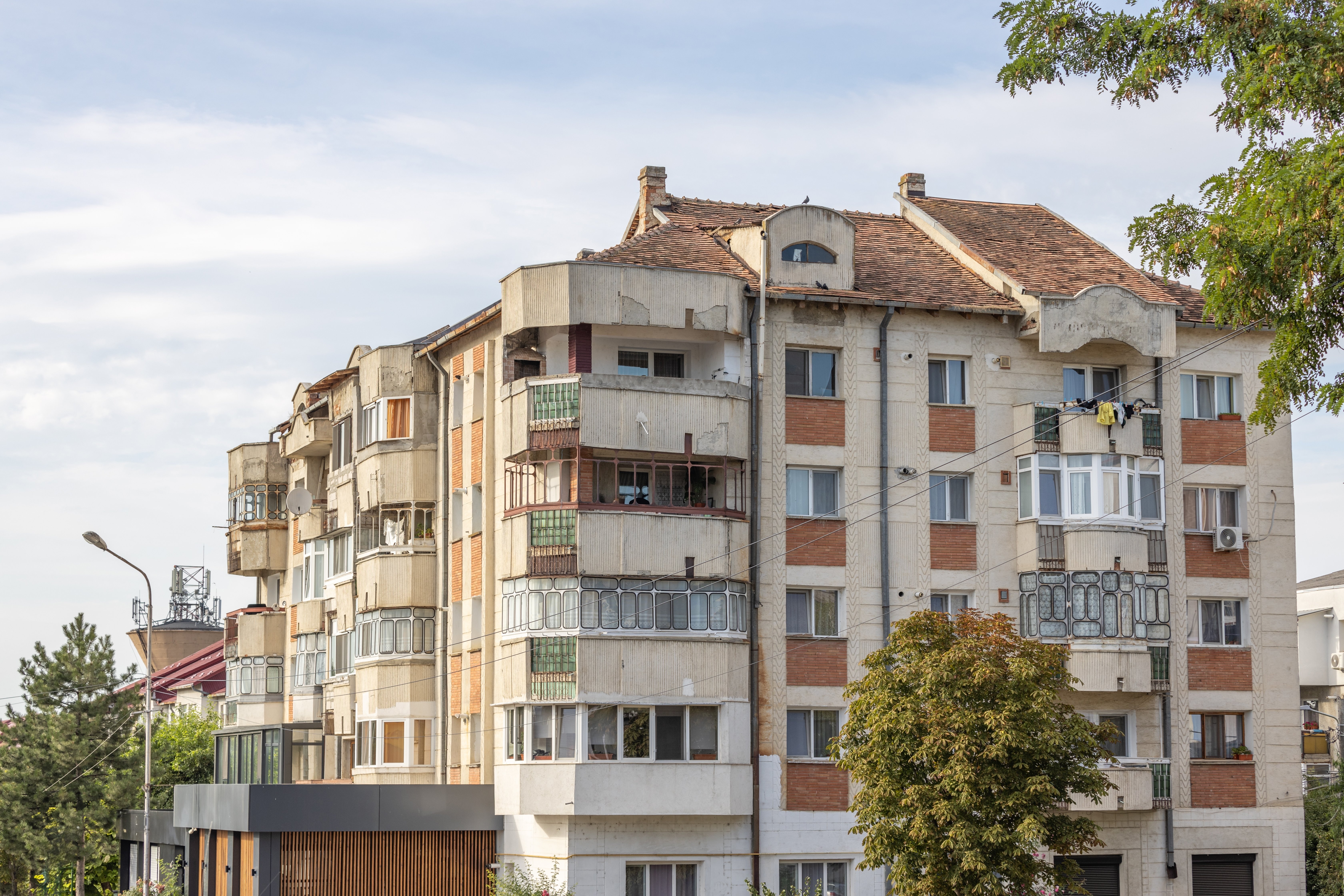 Primul oraș din România care va instala lifturi la blocurile vechi de 4 etaje. Milioane de români, prizonieri în propria casă