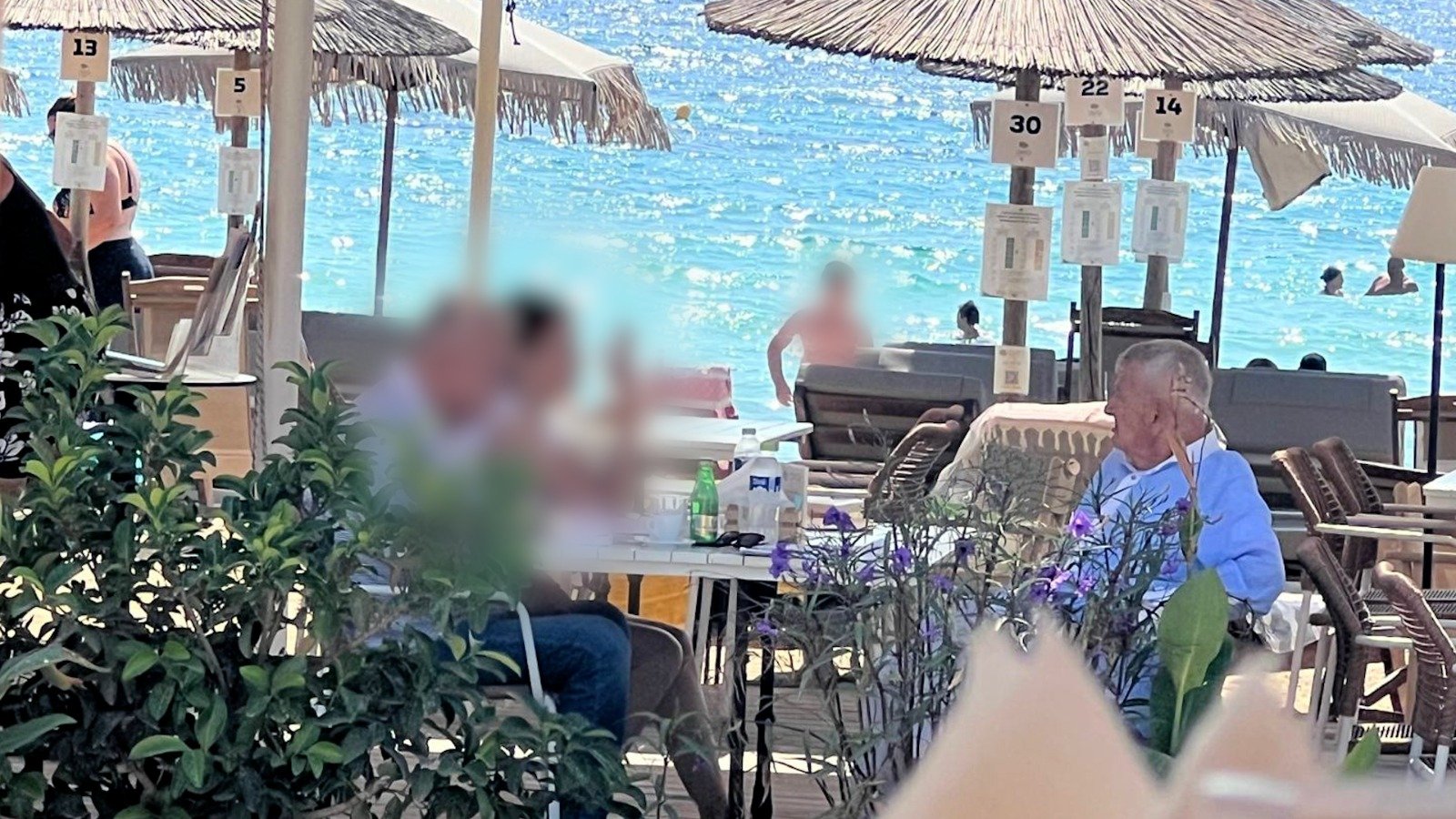 Fugar condamnat definitiv la 9 ani de închisoare pentru corupție, surprins de turiști români pe o insulă din Grecia | VIDEO