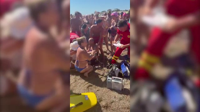 Micul război de pe litoral. Salvamarii se luptă cu turiștii care intră în mare pe steag roșu. „Am apelat la poliție”