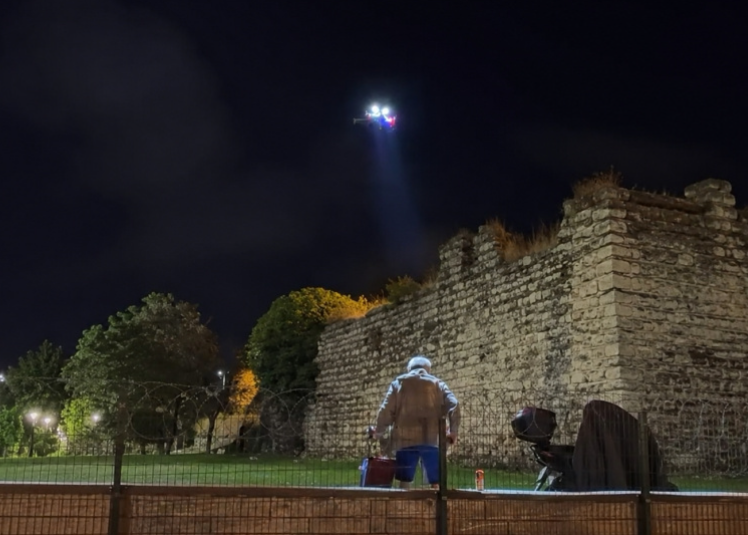 Scenă ca în filmele SF în Turcia. O dronă a poliției le-a transmis celor care beau pe stradă să plece acasă. VIDEO