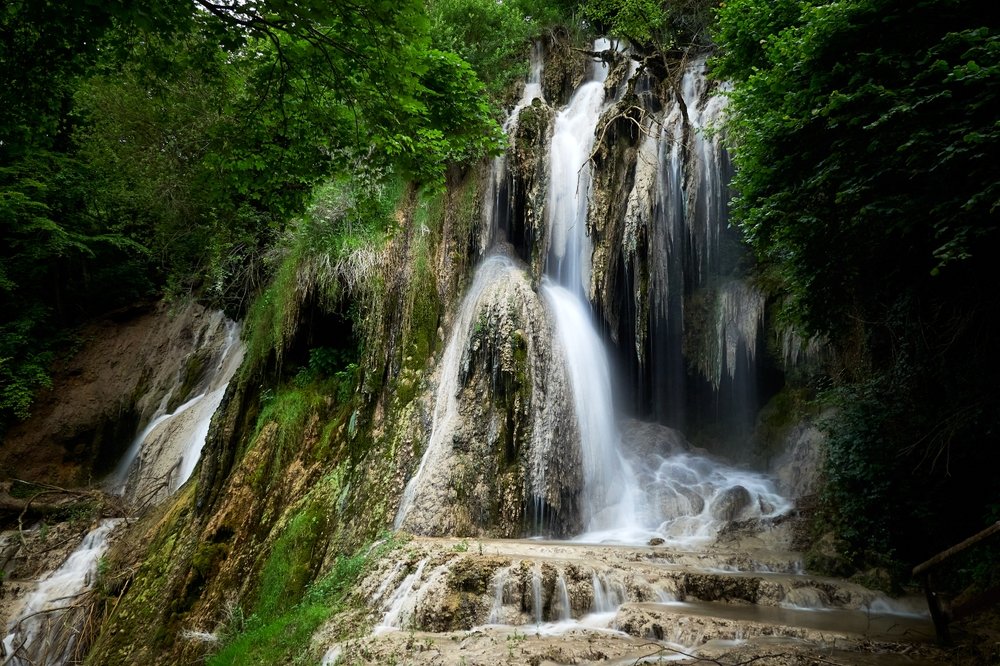 Cascada din Hunedoara cu apă care nu îngheață niciodată. Secretele Cascadei Clocota din Geoagiu-Băi
