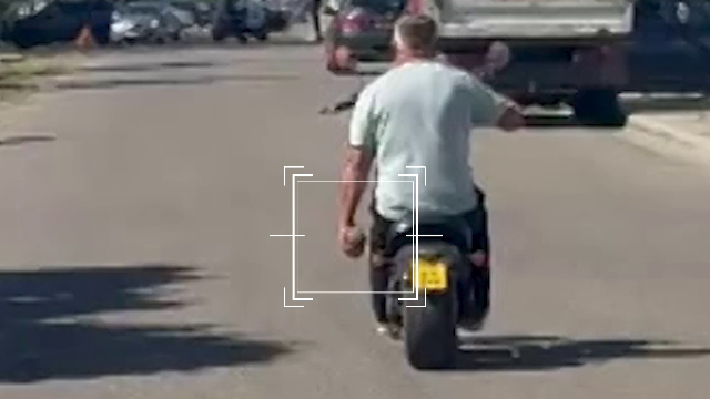 Viceprimar din Satu Mare, filmat în timp ce transporta un proiectil exploziv pe scuter. A ajuns la Poliție cu muniția