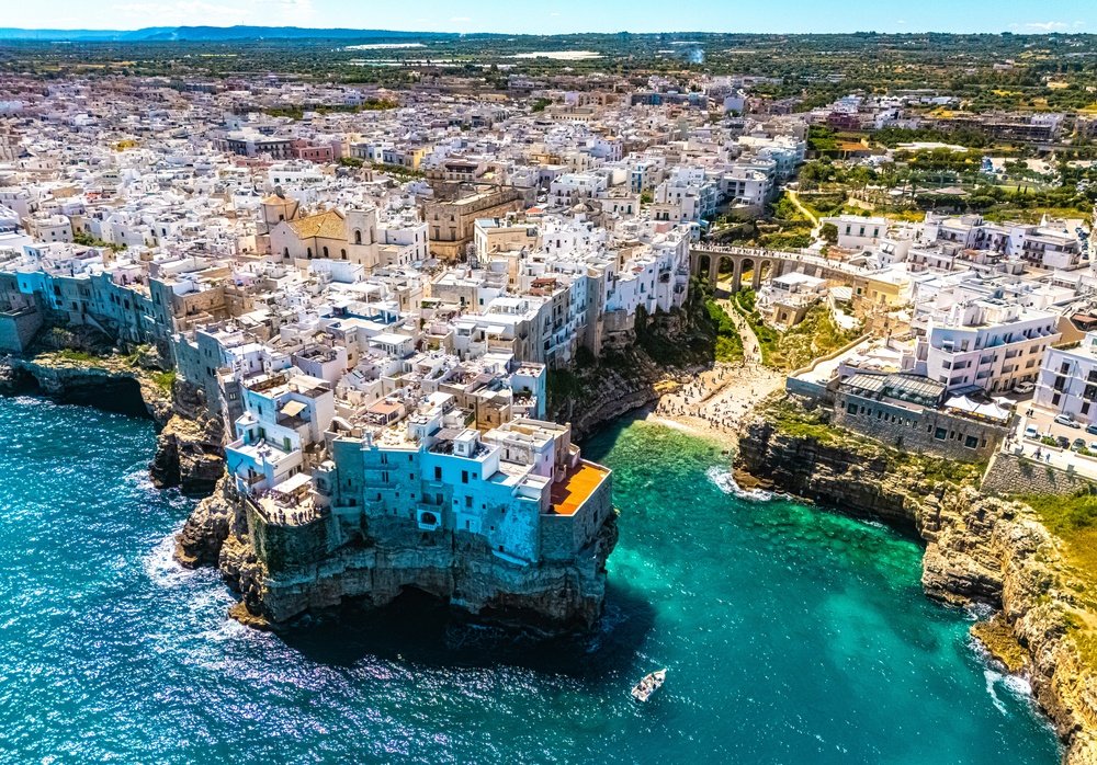 Polignano a Mare, orașul din Italia suspendat deasupra mării. Ghid complet pentru perla stâncoasă a regiunii Puglia