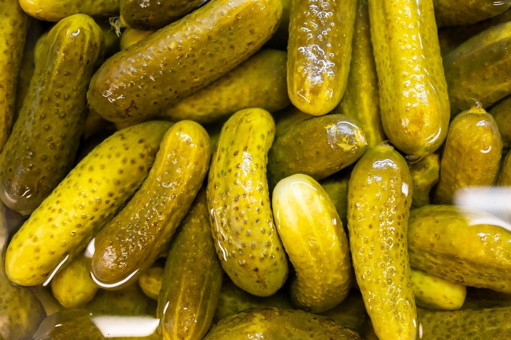 Secretul pentru cei mai buni castraveți murați. Ce ingredient banal adăugat în saramură previne înmuierea