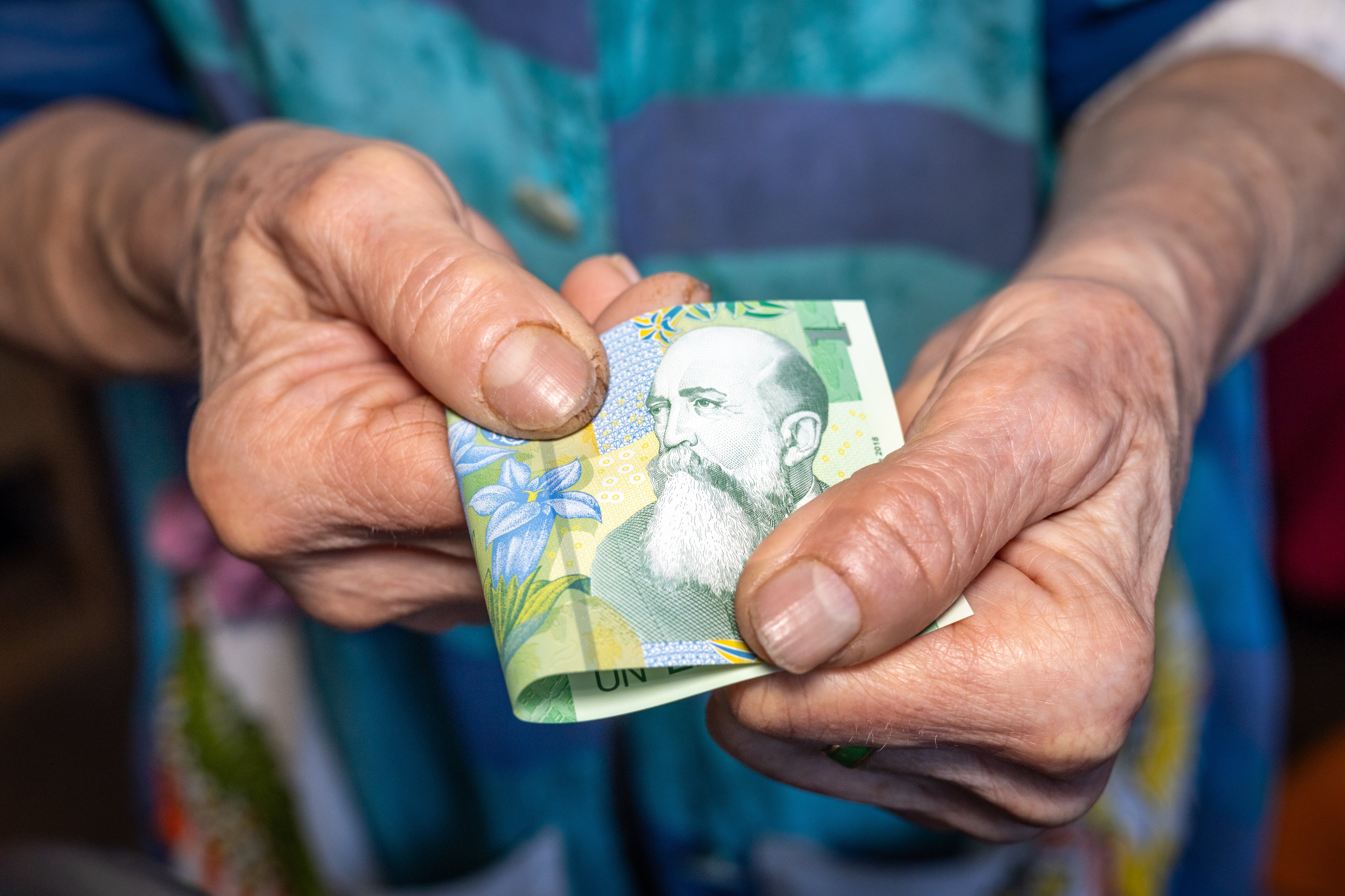 Doar un român din zece a reușit să pună bani deoparte în ultimul an. Ce încredere au oamenii în BNR, pe o scală de la 1 la 7