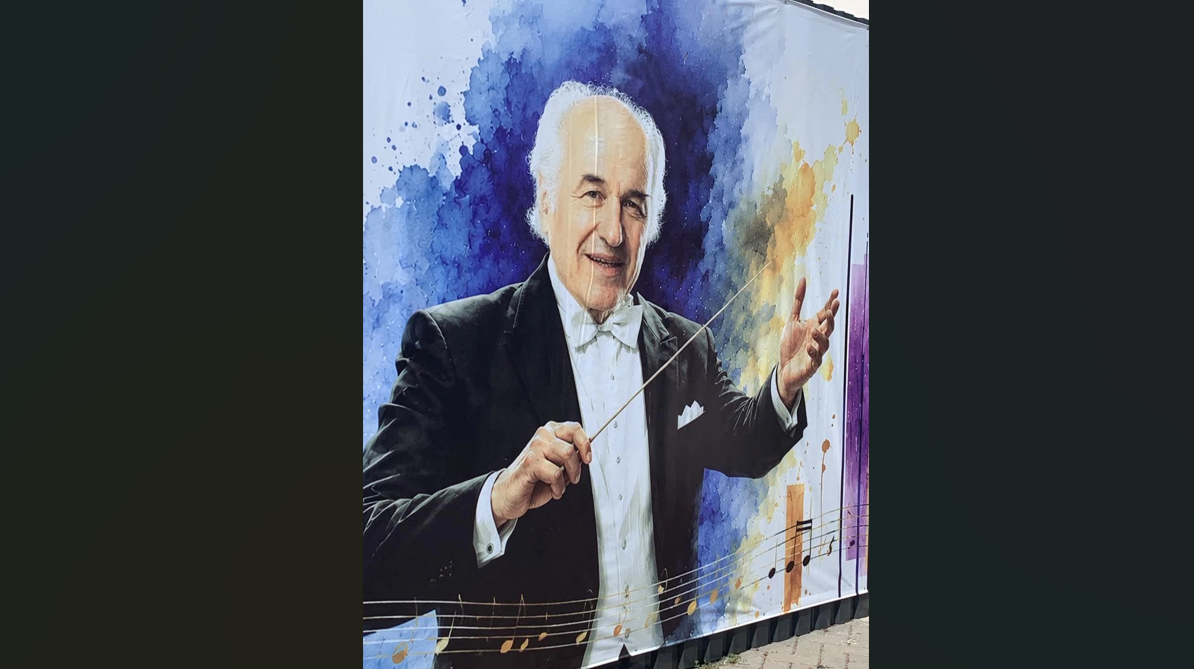 Eugen Doga, cu șase degete la o mână și patru la cealaltă pe un banner din Chișinău. Primăria recunoaște „greșeala”
