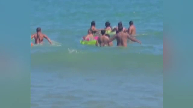 Scenă de coșmar filmată pe litoral. Un turist a dispărut în mare după ce a intrat în apă până la piept. Îl caută scafandrii
