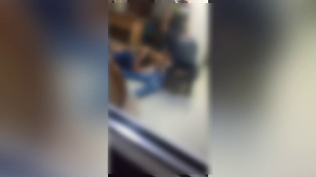 Patru adolescenți au dat buzna în curtea unui bărbat, înarmați cu bâte și un topor, în Șelimbăr. O fată a ajuns la spital