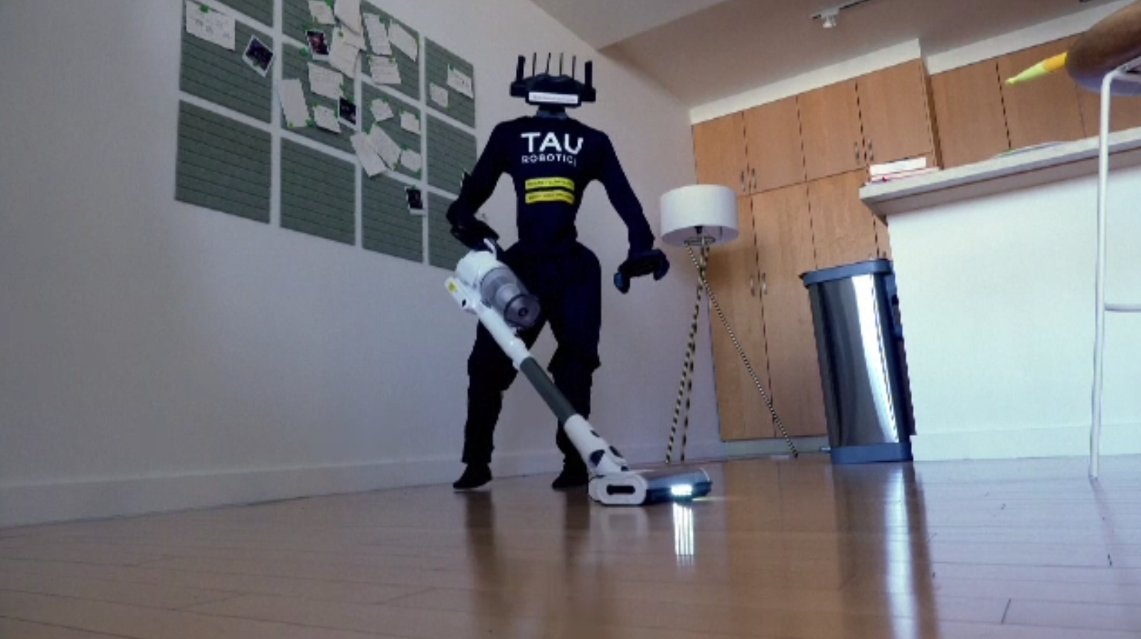 Robotul care îți curăță casa cu 100 de lei pe oră. Spală toaleta, dă cu mopul și aspiră, iar clienții așteaptă deja la rând