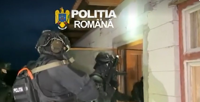 Scandal de la praf, terminat cu bătaie. Trei tineri din Cluj au intrat cu bâtele în curtea unor localnici și i-au bătut