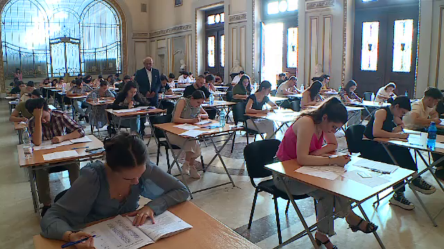 Ce urmează pentru studenții la medicină care au dat examenul de licență. Mai au ani grei până vor profesa